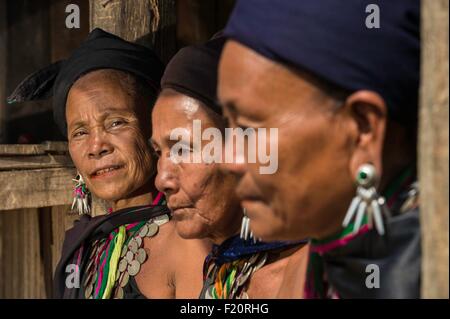 Myanmar (Birmanie), de l'État de Kayah Kayah, tribu, Tani Lar Lae, bijoux traditionnels par les femmes portant des kayah bat-femmes Banque D'Images