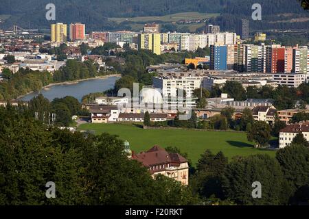 Autriche, Tyrol, Innsbruck, vue sur la ville moderne, traversée par la rivière Inn Banque D'Images