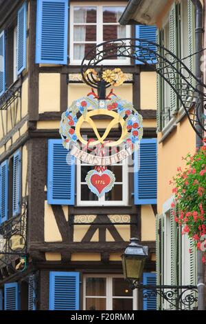 France, Alsace, route des Vins d'Alsace, Colmar, façade de maisons à colombages et street shop de boulangerie Helmstetter sur la rue des serruriers Serruriers (rue) Banque D'Images