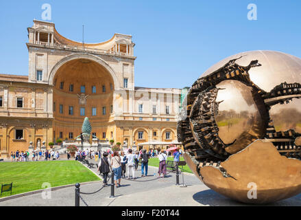 Dans sphère sphère par Pomodoro Cortile della Pigna à l'intérieur du musée du Vatican Vatican Rome Italie roma lazio eu Europe Banque D'Images