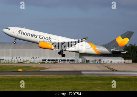 Thomas Cook A330-200 monte à l'écart de la piste 23R à l'aéroport de Manchester. Banque D'Images