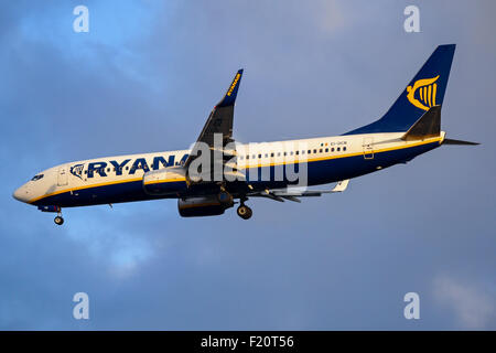 Ryanair Boeing 737-800 de la piste 23R approches à l'aéroport de Manchester. Banque D'Images