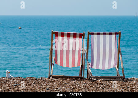 Transats sur la plage de Brighton, Angleterre Royaume-uni GB Banque D'Images