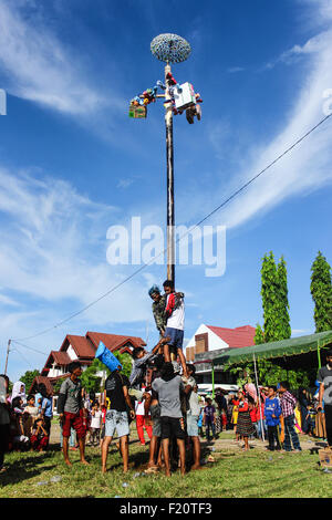 Lhokseumawe, Indonésie. Août 17, 2015. Les résidents en compétition pour un prix dans le cadre d'une escalade pôle graissé appelé Panjat Pinang que lors de la 70e célébration du Jour de l'indépendance de l'Indonésie. Banque D'Images