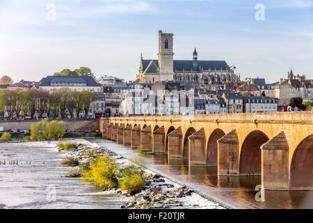 France, Nievre, Nevers, la cathédrale Saint Cyr et Sainte Julitte de Nevers à travers le fleuve Loire Banque D'Images