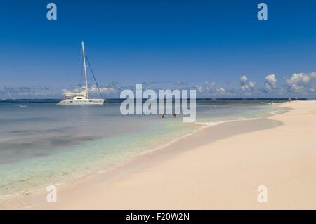 L'île d'Anguilla (Anglais) Antilles catamaran, bateau dans le lagon de l'île Little Pear Preakly Banque D'Images