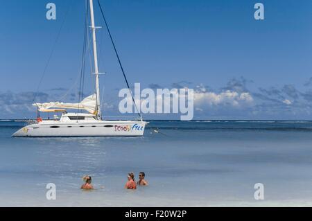 L'île d'Anguilla (Anglais) West Indies, en catamaran lagoon de poire Preakly petite île Banque D'Images