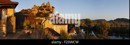 France, Dordogne, Perigord, Beynac et Cazenac, vue panoramique sur le village par la rivière au coucher du soleil Banque D'Images