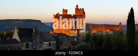 France, Dordogne, Perigord, Beynac et Cazenac, vue sur le village et le château au lever du soleil Banque D'Images