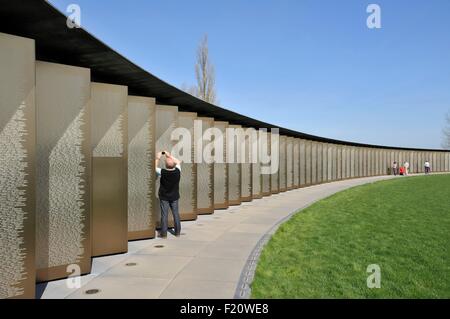 La France, Pas de Calais, Ablain Saint Nazaire, nécropole de Notre Dame de Lorette, l'anneau de la mémoire, l'homme de derrière en prenant une photo d'un nom sur la liste Banque D'Images