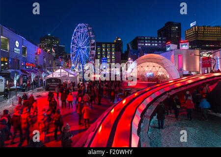 Canada, Québec, Montréal, le Festival Montréal en lumière d'hiver, la glace glisse urbaine et la grande roue sur l'esplanade de la Place des Arts Banque D'Images