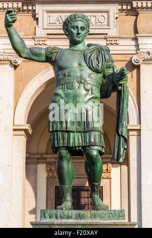 L'Italie, Lombardie, Milan, Corso di Porta Ticinese, parvis de la Basilique de Saint Laurent avec la statue de l'empereur romain Constantin Banque D'Images