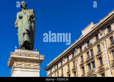 L'Italie, Lombardie, Milan, Piazza Cordusio, la statue de la poète italien Giuseppe Parini (1729-1799) Banque D'Images
