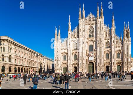 L'Italie, Lombardie, Milan, Piazza del Duomo, la cathédrale de la Nativité de la Sainte Vierge (Duomo), construit entre le 14ème siècle et le 19ème siècle est la troisième plus grande église dans le monde Banque D'Images