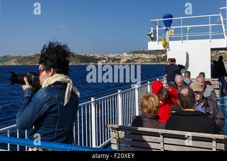 Malte, Gozo, les passagers sur le pont d'un ferry approchant le Mgarr Harbour Banque D'Images