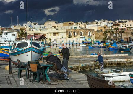 Malte, Marsaxlokk, seascape vieux pêcheurs dans un village méditerranéen et embarcations traditionnelles à Malte Banque D'Images