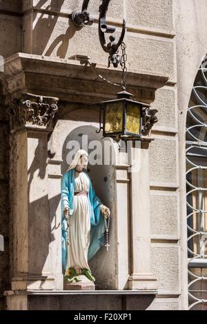 L'Italie, Lombardie, Milan, statuette de la vierge dans sa niche via Borgonuovo Banque D'Images