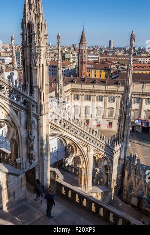 L'Italie, Lombardie, Milan, les flèches et les statues du Duomo vu depuis la terrasse située sur le toit de la cathédrale avec vue sur le Palazzo Reale, le musée de l'église San Gottardo in Corte ou San Gottardo a Palazzo Banque D'Images