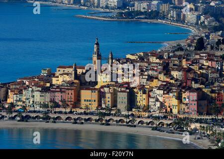 France, Alpes Maritimes, Menton, la vieille ville dominée par la Basilique St Michel Banque D'Images