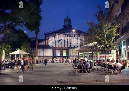 Espagne, Catalogne, Barcelone, quartier El Born, également connu sous le nom de La Ribera, né le vieux marché de nos jours devenue un centre culturel centre culturel El Born, les gens prenant un verre à l'extérieur Banque D'Images