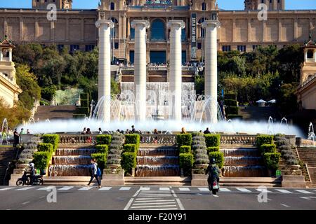 Espagne, Catalogne, Barcelone, Montjuic, Palais National de Montjuic où il y a le Museu Nacional d'Art de Catalogne (MNAC), Musée National d'Art de la Catalogne, dans la photo, les quatre anciennes colonnes par l'architecte Puig i Cadafalch en face de la Fontaine Magique Banque D'Images