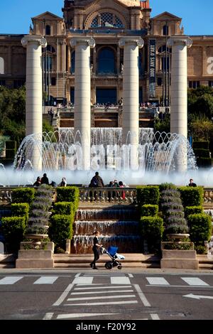 Espagne, Catalogne, Barcelone, Montjuic, Palais National de Montjuic où il y a le Museu Nacional d'Art de Catalogne (MNAC), Musée National d'Art de la Catalogne, dans la photo, les quatre anciennes colonnes par l'architecte Puig i Cadafalch en face de la Fontaine Magique Banque D'Images