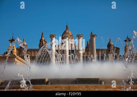 Espagne, Catalogne, Barcelone, Montjuic, Palais National de Montjuic où il y a le Museu Nacional d'Art de Catalogne (MNAC), Musée National d'Art de la Catalogne, dans la photo, les quatre anciennes colonnes par l'architecte Puig i Cadafalch en face de la Fontaine Magique Banque D'Images