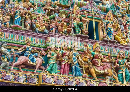 Singapour, Little India, le Temple Sri Mariamman, sculptures à l'entrée Banque D'Images