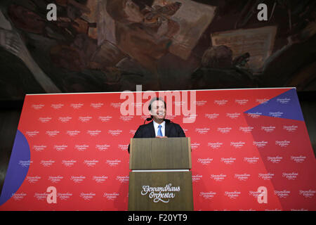 Leipzig, Allemagne. 09Th Nov, 2015. Chef d'orchestre letton Andris Nelsons sourit lors d'une conférence de presse à Leipzig, Allemagne, 09 septembre 2015. Le 36-year-old, qui est actuellement le directeur musical de l'Orchestre symphonique de Boston jusqu'à au moins 2022, a été nommé le nouveau directeur musical de l'Orchestre du Gewandhaus de Leipzig. Il a signé un contrat de cinq ans avec le Gewandhaus, commencer à l'automne 2017. Dpa : Crédit photo alliance/Alamy Live News Banque D'Images