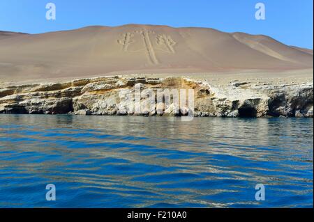 Pérou, province de Pisco, Iles Ballestas, excursion en bateau à travers la réserve nationale de Paracas Paracas, les candélabres (El Candelabro) est un géoglyphe gravé sur le flanc Banque D'Images