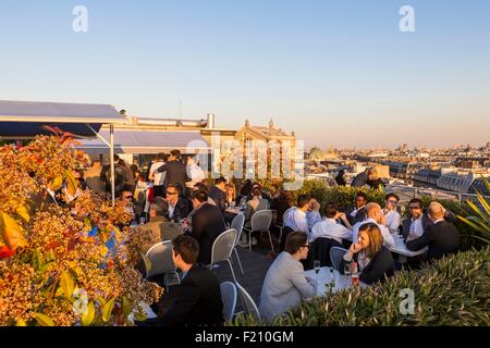 France, Paris, le grand magasin Le Printemps, la barre de toit terrasse Banque D'Images