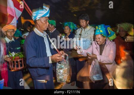 Myanmar (Birmanie), l'État de Shan, PAO, la tribu de Kakku, les dons des pèlerins durant le festival de la pagode Kakku a organisé pour la pleine lune du mois de Tabaung calendrier birman Banque D'Images