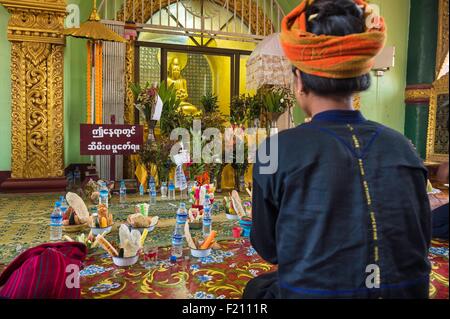 Myanmar (Birmanie), l'État de Shan, PAO, la tribu de Kakku, pèlerins priant pendant le festival de la pagode Kakku a organisé pour la pleine lune du mois de Tabaung calendrier birman Banque D'Images
