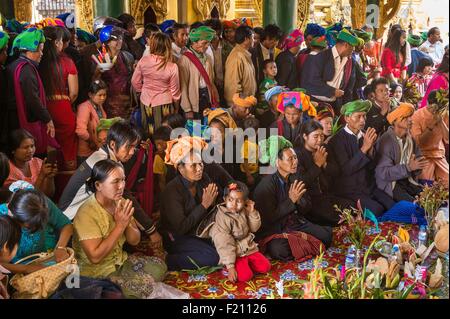 Myanmar (Birmanie), l'État de Shan, PAO, la tribu de Kakku, pèlerins priant pendant le festival de la pagode Kakku a organisé pour la pleine lune du mois de Tabaung calendrier birman Banque D'Images