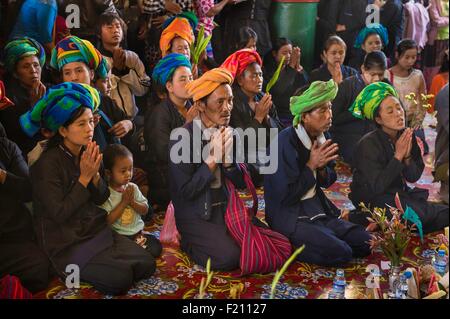 Myanmar (Birmanie), l'État de Shan, PAO, la tribu de Kakku, pèlerins priant pendant le festival de la pagode Kakku a organisé pour la pleine lune du mois de Tabaung calendrier birman Banque D'Images