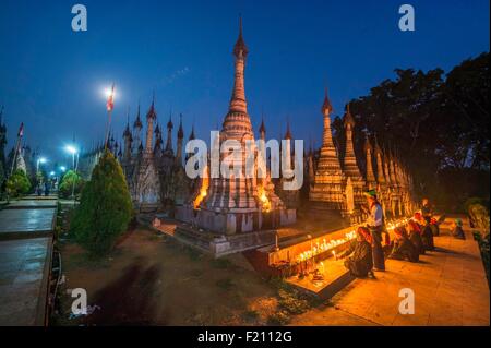 Myanmar (Birmanie), l'État de Shan, PAO, la tribu de Kakku, pèlerins priant pendant le festival de la pagode Kakku a organisé pour la pleine lune du mois de Tabaung calendrier birman Banque D'Images