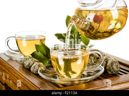 La vie toujours de la théière en verre tasse thé vert en débit sur fond blanc, isolé, cérémonie du thé Banque D'Images