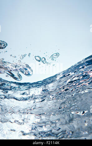 Résumé Contexte La beauté de bleu clair, de l'eau gel éclaboussures photo verticale Banque D'Images