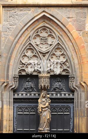 France, Alsace, route des Vins d'Alsace, Colmar, détail de la 13e siècle Portail de l'Église des Dominicains qui représente la Vierge Marie tenant un enfant Banque D'Images