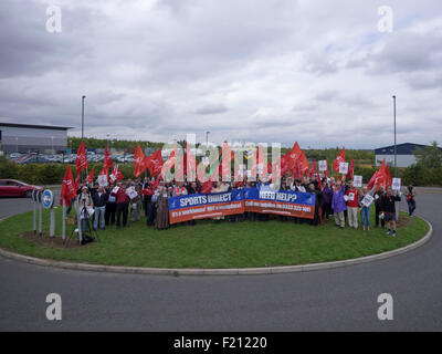 Shirebrooke, UK. 09Th Nov, 2015. Unir les membres de l'union, certains déguisés en travailleurs de Dickens, manifester devant le siège de Sports Direct dans Shirebrook où la société aujourd'hui a tenu son assemblée générale annuelle. Unite the Union réclament la fin de ce qu'ils appellent "Victorian" des pratiques de travail à l'entrepôt Shirebrook. La manifestation fait partie d'une journée nationale d'action à l'extérieur Sports Direct les magasins à travers le Royaume-Uni a organisé par l'Union européenne. Credit : Mark Harvey/Alamy Live News Banque D'Images