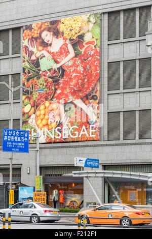 La Corée du Sud, Séoul, Myeong-dong, Hoehyon, Shinsegae Department Store (fondée en 1955) Banque D'Images