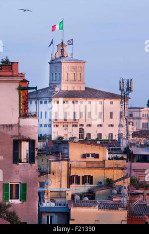 L'Italie, Latium, Rome, centre historique classé au Patrimoine Mondial de l'UNESCO, le petit Président de la République du Palais Princier et du drapeau italien Banque D'Images