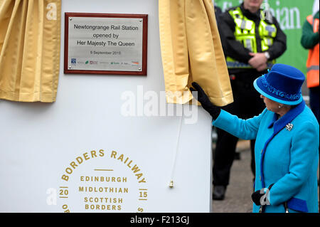 Newtongrange, UK. 9 Septembre, 2015. La Reine ouvre officiellement la frontières Sa Majesté la Reine Elizabeth II, à Newtongrange, Midlothian. Dans le cadre de la cérémonie d'ouverture officielle de la ligne de chemin de fer nouvellement rétabli les frontières, en suivant le tracé de la ligne de Waverley. Crédit : Rob Gray/Alamy Live News Banque D'Images