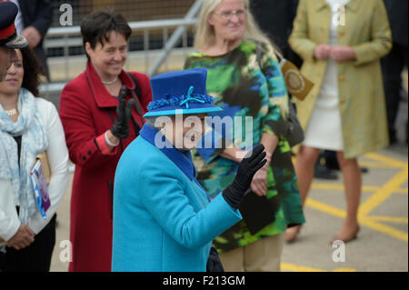 Newtongrange, UK. 9 Septembre, 2015. La Reine ouvre officiellement la frontières Sa Majesté la Reine Elizabeth II, à Newtongrange, Midlothian. Dans le cadre de la cérémonie d'ouverture officielle de la ligne de chemin de fer nouvellement rétabli les frontières, en suivant le tracé de la ligne de Waverley. Crédit : Rob Gray/Alamy Live News Banque D'Images