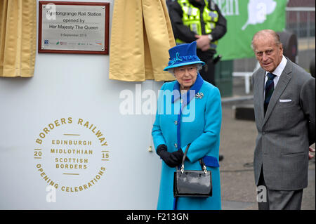 Newtongrange, UK. 9 Septembre, 2015. La Reine ouvre officiellement la frontières Sa Majesté la Reine Elizabeth II, à Newtongrange, Midlothian. Dans le cadre de la cérémonie d'ouverture officielle de la ligne de chemin de fer nouvellement rétabli les frontières, en suivant le tracé de la ligne de Waverley. Crédit : Rob Gray/Alamy Live News Banque D'Images