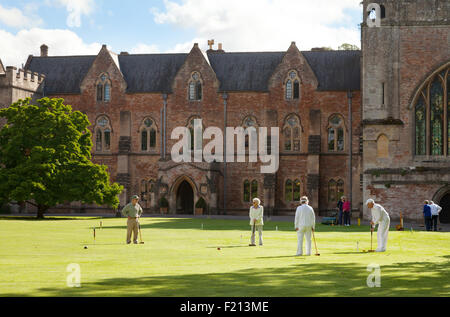 Les gens jouer au croquet sur la pelouse en face de la 13e siècle palais des évêques, Wells, Somerset, UK Banque D'Images