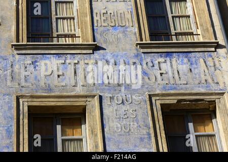 La France, Vaucluse, Carpentras, Place Charles de Gaulle, ancien peint publicité Le Petit Marseillais Banque D'Images