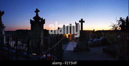 France, Dordogne, Perigord, Beynac et Cazenac, vue sur le village et le cimetière au crépuscule Banque D'Images