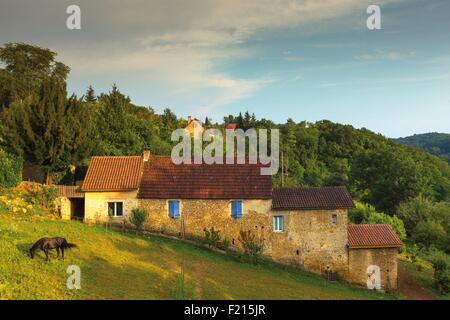 France, Dordogne, vallée de la dordogne, Périgord Noir, Sarlat la Caneda, maison traditionnelle dans un environnement rural, au coucher du soleil, sous un ciel nuageux Banque D'Images