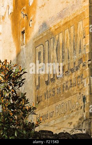 France, Dordogne, vallée de la dordogne, Périgord Noir, Sarlat la Caneda, 11 novembre place, vue verticale d'une façade d'un bâtiment ancien portant une peinture publicité Banque D'Images